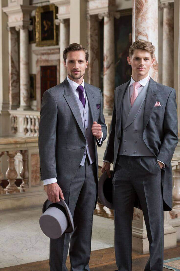 Chalecos y Chaqués - Dos hombres en trajes elegantes posando en un entorno clásico.